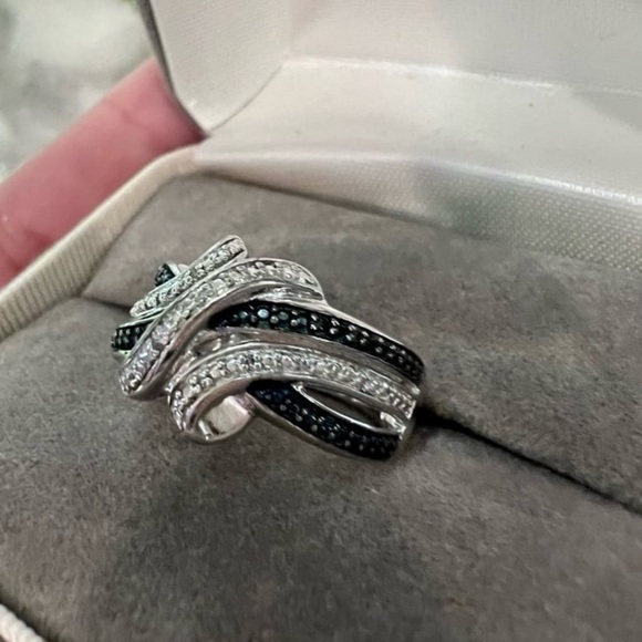 Vintage Blue and White Diamond Crossover style ring. Solid 925 Sterling Silver. - Picture 2 of 15